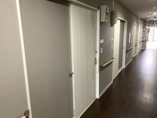 落ち着いた雰囲気の廊下