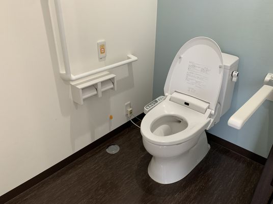 明るいトイレの空間