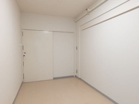 シンプルな空間の居室