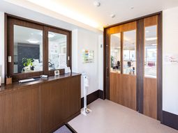 受付と待合スペースのエントランス