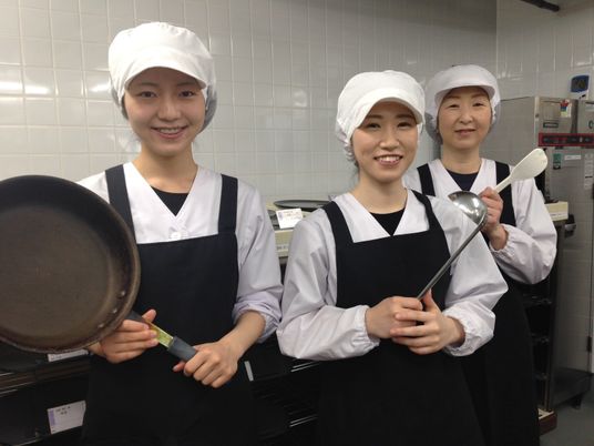 スタッフの笑顔のキッチン