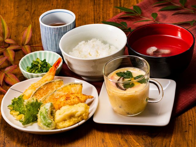 和風の健康的な食事 食事例 色鮮やかな和食の一例をご覧いただき、毎日の食事時間を楽しめる環境が整っています。バランスのとれた献立で、皆様の健康を支えます。
