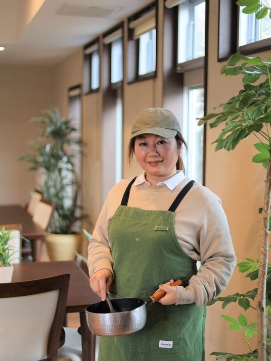 スタッフが笑顔で立つ様子