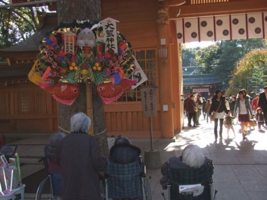 祭り飾りを見る人々