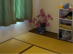 部屋の角、花と棚