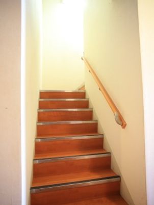 手すり付きの明るい階段