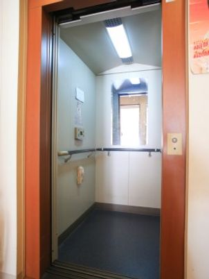エレベーターの開口部