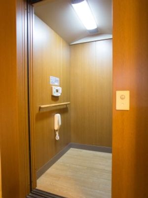 エレベーターの木目調の扉