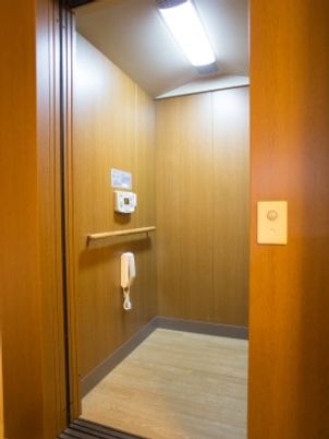 エレベーターの木目調の扉
