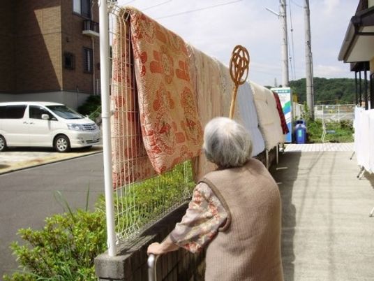 お年寄り布団干し作業