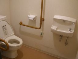 バリアフリー設計のトイレ