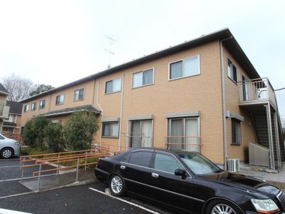 茶色い外壁の建物外観