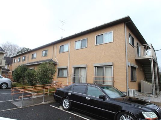 茶色い外壁の建物外観