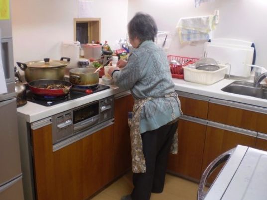 料理をする人の後姿
