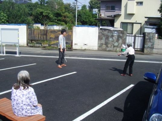 屋外で運動する人々