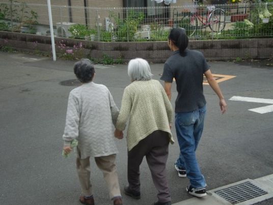 散歩する三人の様子