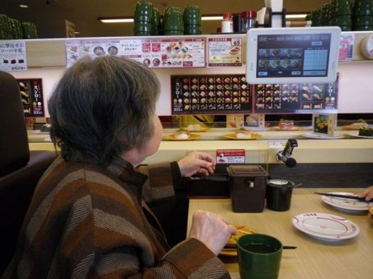 お食事をする高齢の方