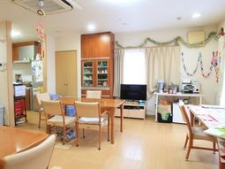 共用リビングの明るい空間