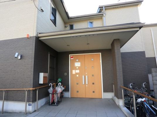 茶色の建物のエントランス