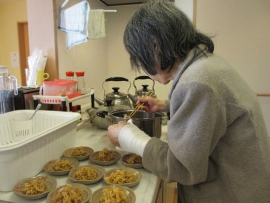 料理をする人の姿