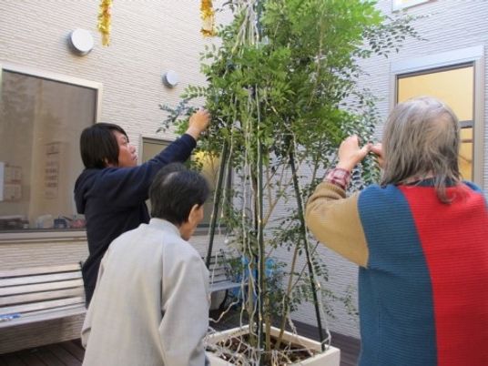 屋外で植物の手入れをする人々