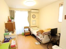 明るい個室の居室