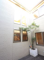 明るい中庭の風景