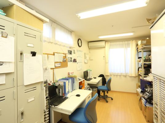 明るいスタッフの部屋