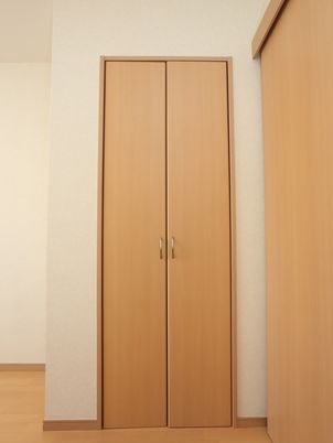 シンプルな木製クローゼット