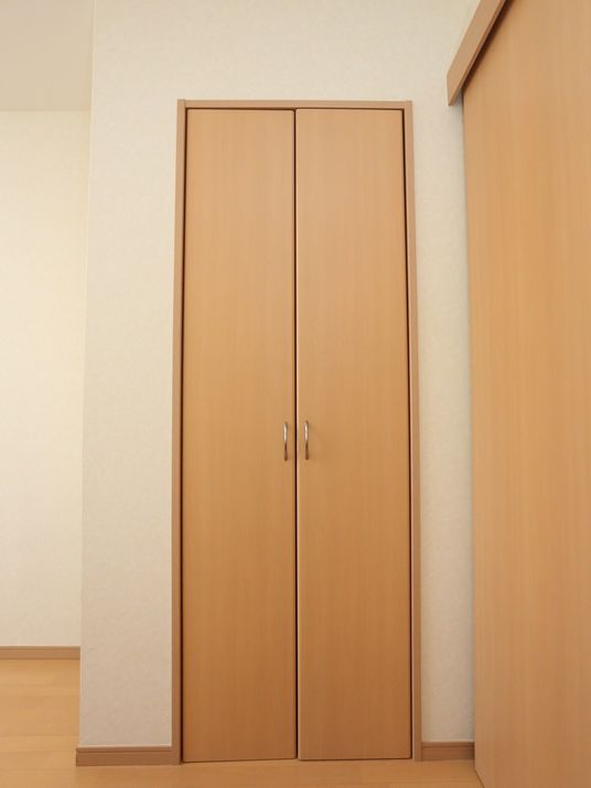 シンプルな木製クローゼット