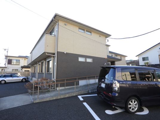 施設のシンプルな外観