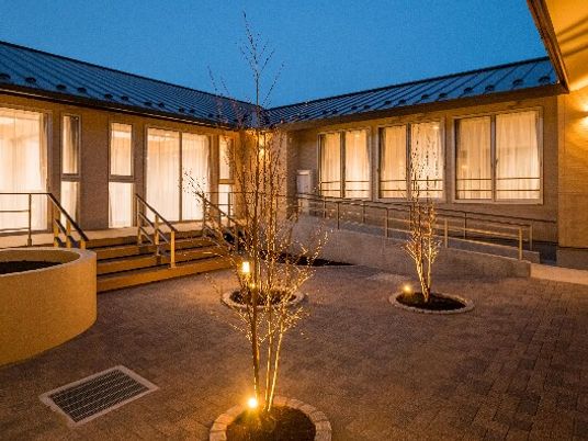 暖かい光の中庭