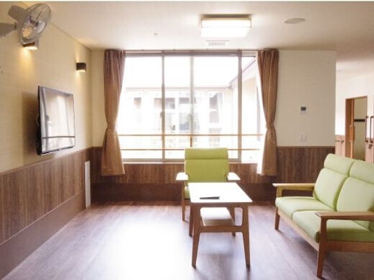 明るい休憩スペースの居室