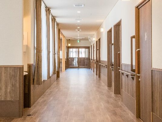 清潔な施設の廊下