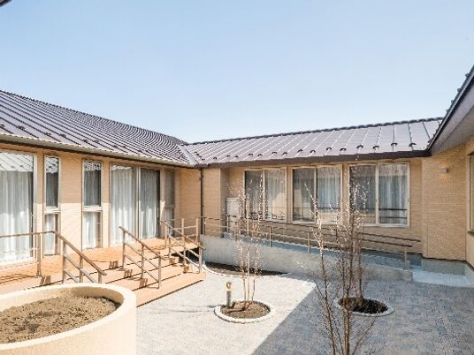 明るい庭のある居室