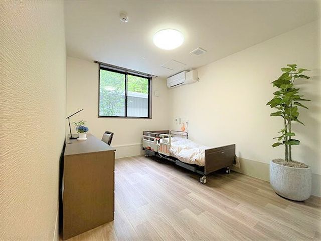 快適な居室 居室 明るい窓と清潔な空間を備えた居室です。快適な生活を支援するための設備が整っています。