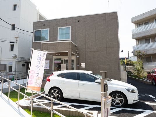 施設の外観と駐車場