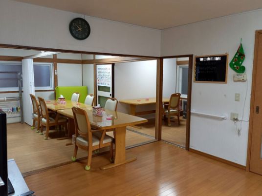 会議用の明るい部屋