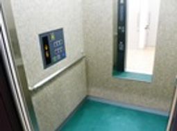 空いているエレベーター