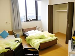 明るい居室の様子