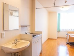 洗面台付きの明るい居室