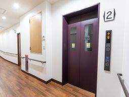 清潔な廊下とエレベーター