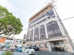 都市型施設のエントランス