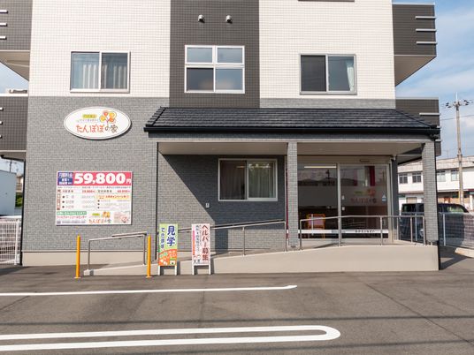 明るい外観の建物エントランス