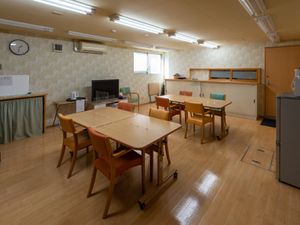 共有スペースの椅子とテーブル