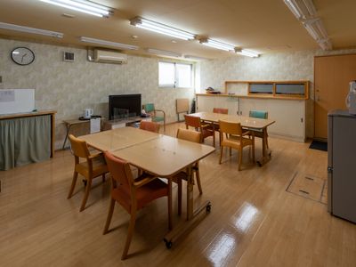 共有スペースの椅子とテーブル