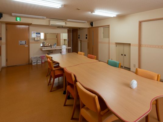 多色椅子がある食堂