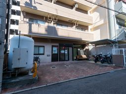 多機能な建物のエントランス