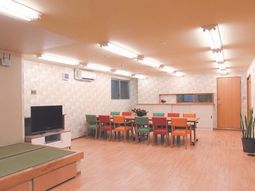 共用スペースの明るい居室