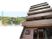 多階層建物と緑豊かな景色